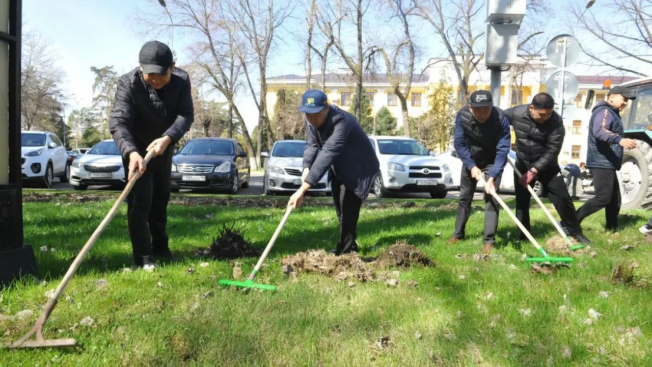 Талдықорғандағы тазалық акциясы Ілияс Жансүгіровтың ескерткішінен бастау алды