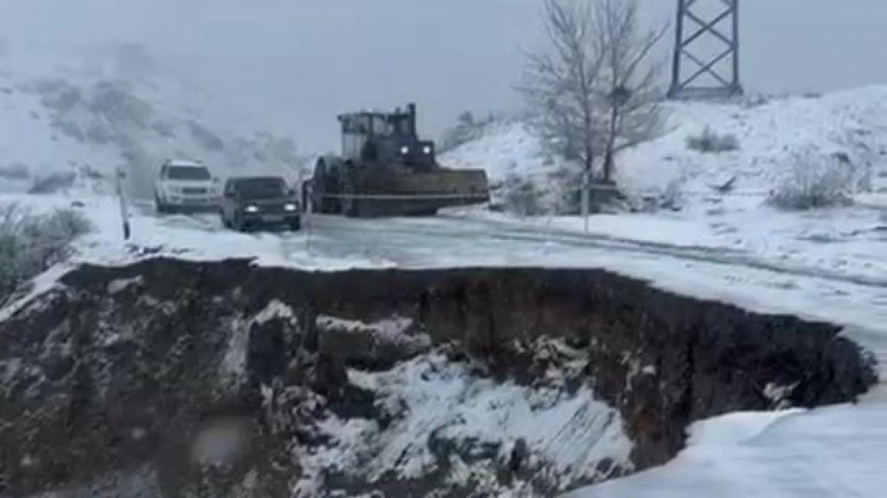 Участок дороги обвалился в ВКО 