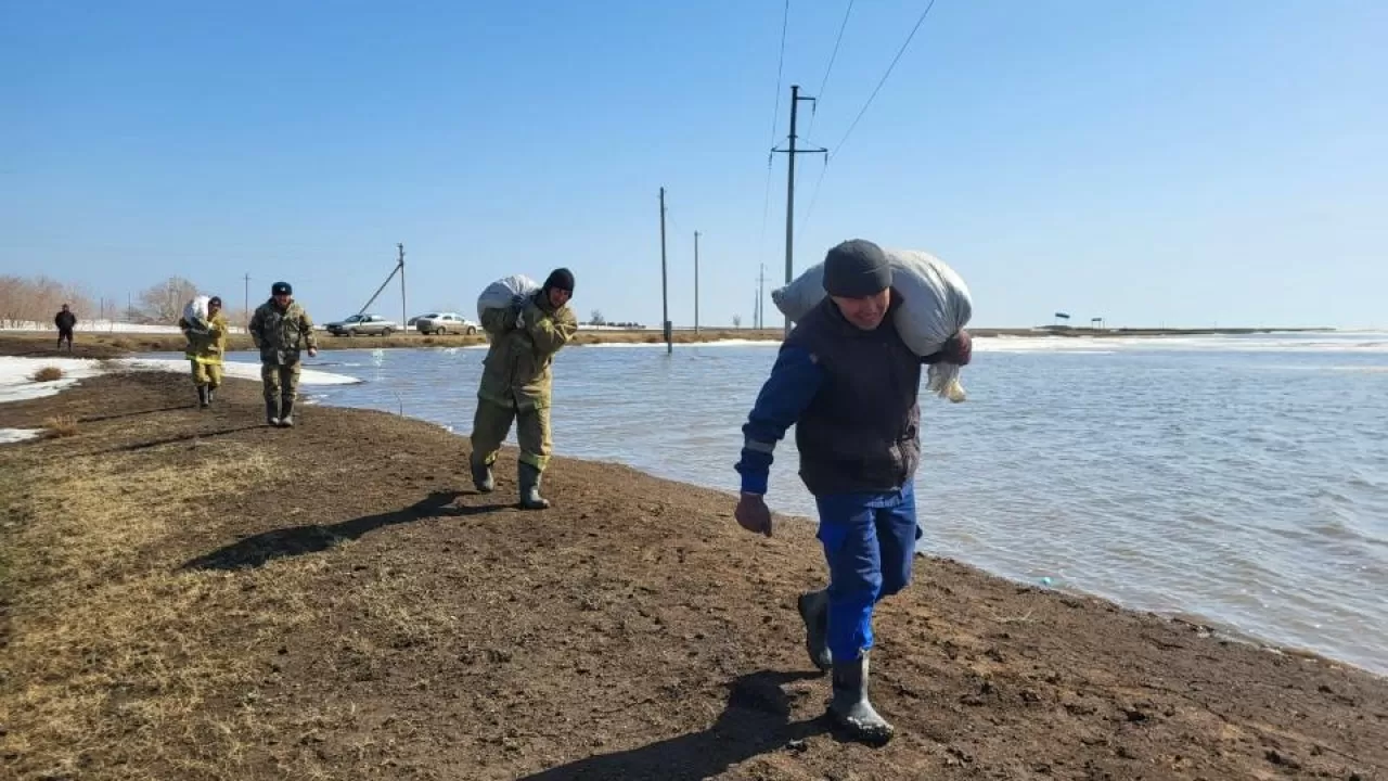 Более 20 тысяч добровольцев участвуют в борьбе с паводками – Ерлан Карин