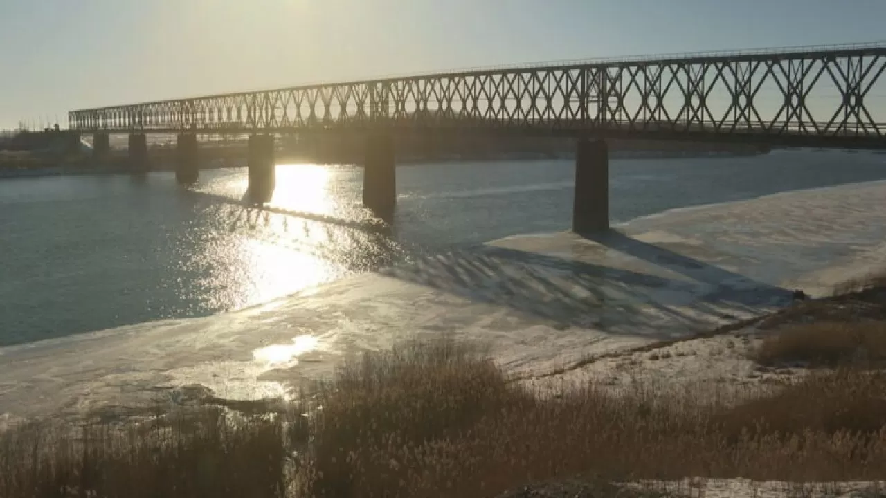 Теміржол көпіріне миллиондаған теңгеге жарықтандыру мен экран қою қаншалықты қисынды?