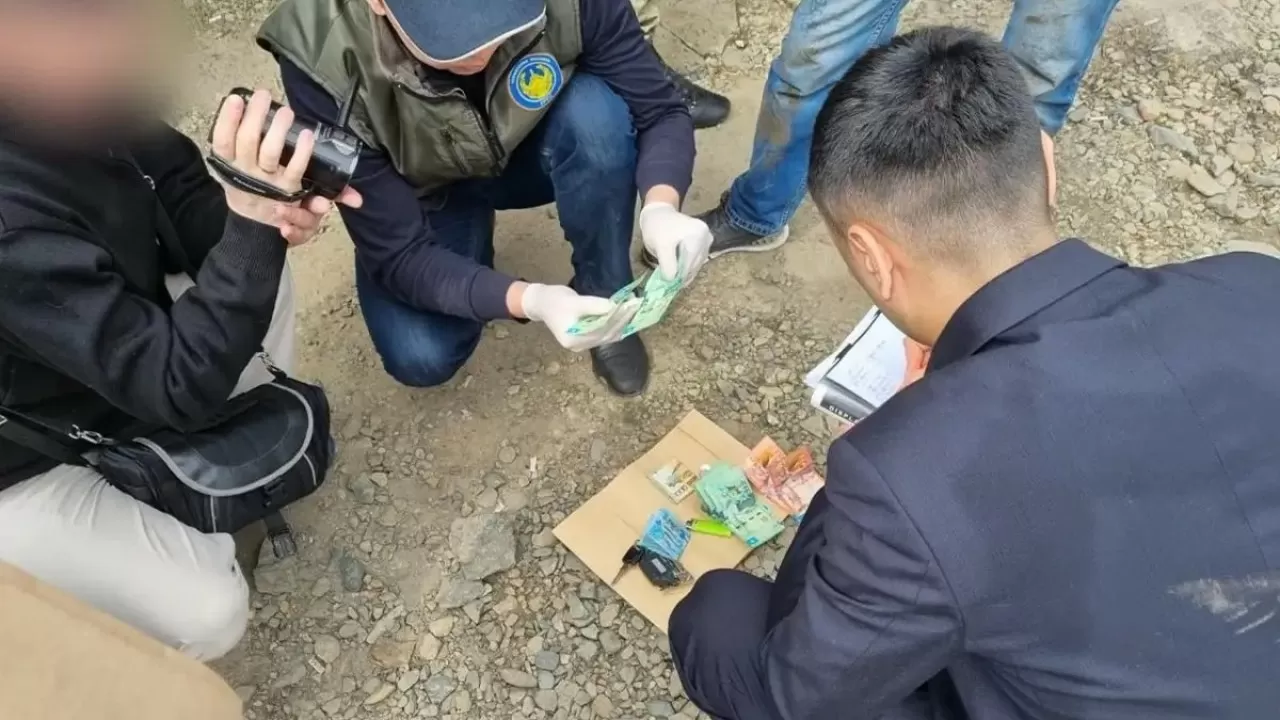 Өскеменде екі жігіт кеңсе сейфін бұзып, 94 млн теңгені ұрлап кеткен
