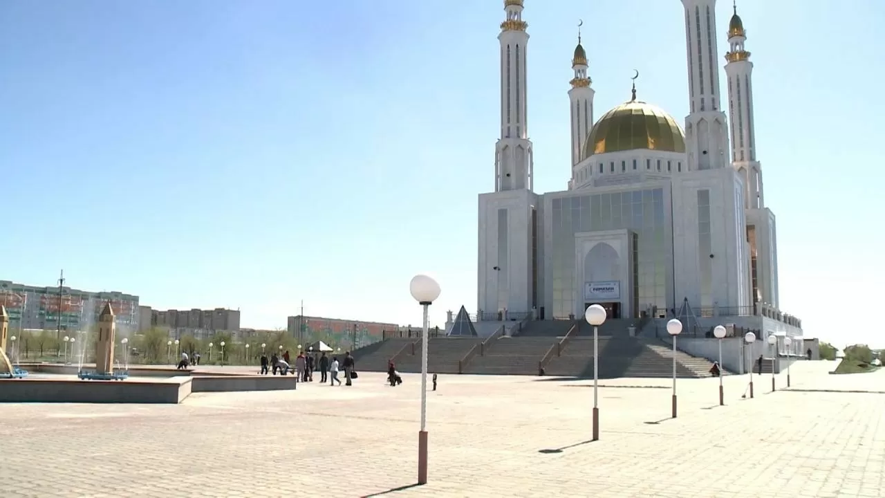 Аты-жөнін атамауды сұраған ақтөбелік кәсіпкер төрт отбасыға баспана сыйлады