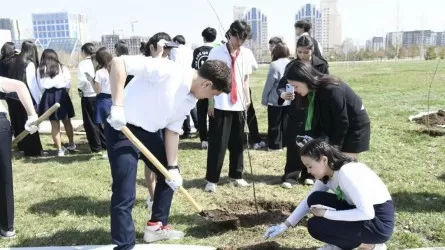 Столичные выпускники приняли участие в экоакции «Таза Қазақстан»