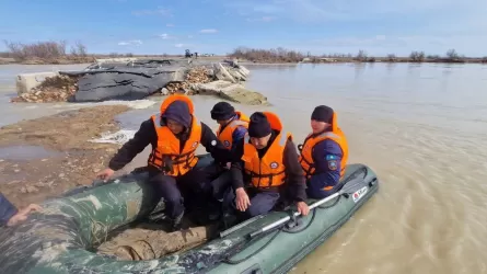 Казахстан борется с паводками: в спасательной операции 12 тысяч человек