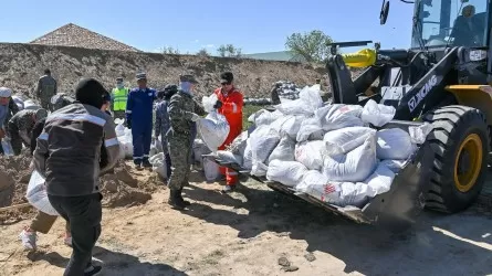 Паводки-2024: Олжас Бектенов поручил перебросить военных и технику в Атыраускую область