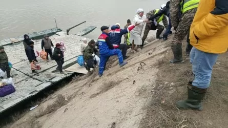 Су тақсыны: Дәрігерлер құтқарушыларға тұрғындарды эвакуациялауға көмектесуде