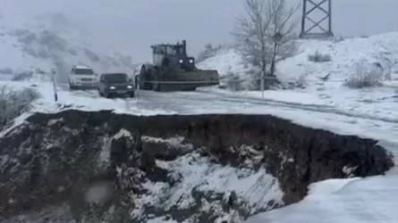 Шығыс Қазақстанда топырақ көшкіні жүріп, жол жабылды