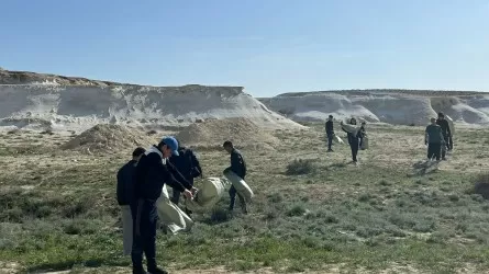 В Мангистау в рамках акции "Таза Қазақстан" провели субботник в каньоне Ыбыкты-сай