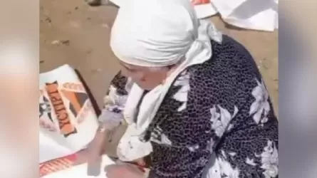 Атырауда 80 жастағы әженің су тасқынына қарсы жұмыстарға атсалысқаны көпшілікті тәнті етті 