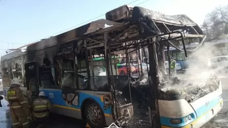 В Алматы назвали причину пожара в троллейбусе