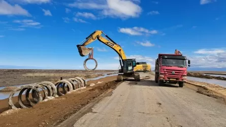 Обрушенные талой водой участки новой дороги между ВКО и Абайской областью ремонтируют