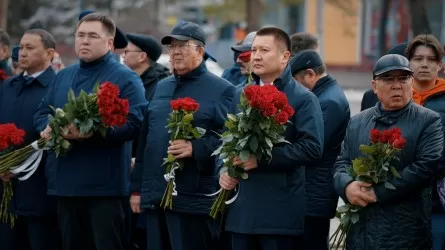 Павлодарда Қаныш Сәтбаев ескерткішіне гүл шоқтары қойылды