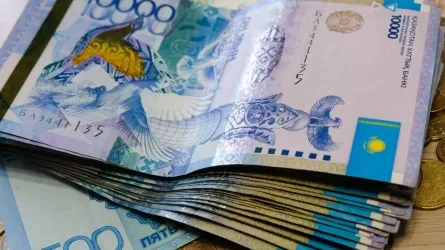 Тысячи казахстанцев получили социальные выплаты: подробности  
