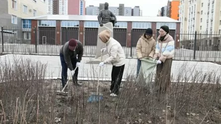 Астанадағы экоакция: Сәтбаев пен Забикулин ескерткіштерін 100-ден астам адам тазартты