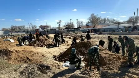 Жители возвращаются в пострадавший от наводнения Кульсары Атырауской области