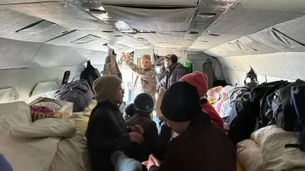 В Актюбинской области эвакуируют жителей на вертолете