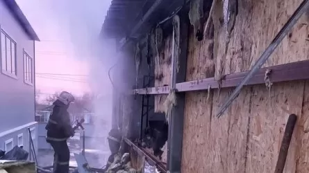 Горящая "Шаурма" чуть не подпалила стоящий рядом рестобар в Костанае