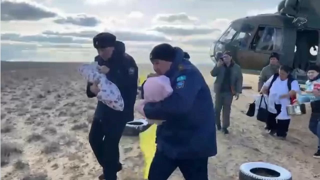 Эвакуация жүріп жатқан ауылда егіз қыз дүниеге келді