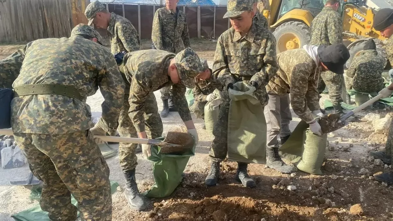 Жүздеген ұландық су тасқыны орын алған елді мекен тұрғындарының мүліктерін күзетуде