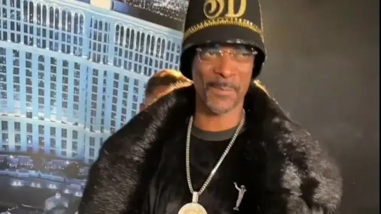Қазақтар америкалық танымал рэпер Snoop Dogg-қа шапан жапты
