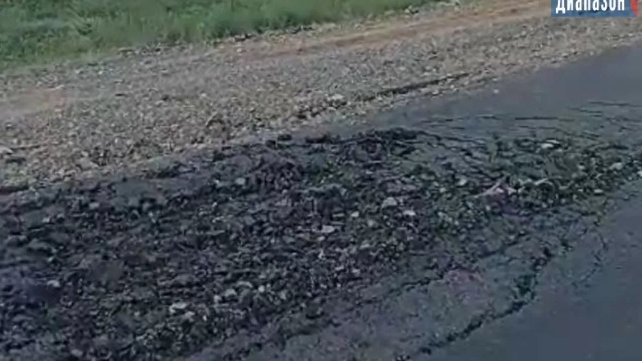 Ақтөбе облысында жаңадан салынған тас жол үгітіліп кеткен