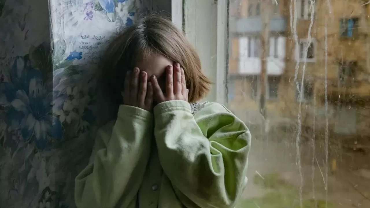 "Шырылдатып, зорлап жатқан жерінен ұстап алдым": 8 жасар қыздың анасы күйеуінің қылмысы үстінен түскен