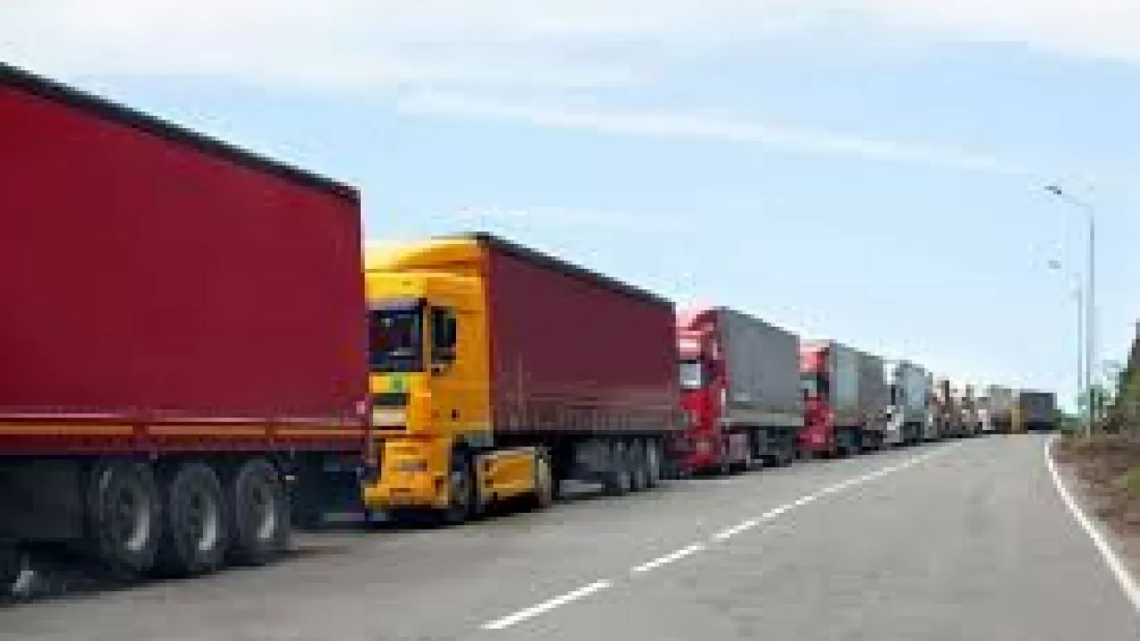 Шекарада жүктің тоқтап тұруы бизнестің шығынына әкеледі 
