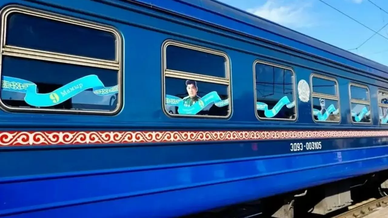 Батырлардың суреттерімен безендірілген пойыз Астанадан жолға шықты