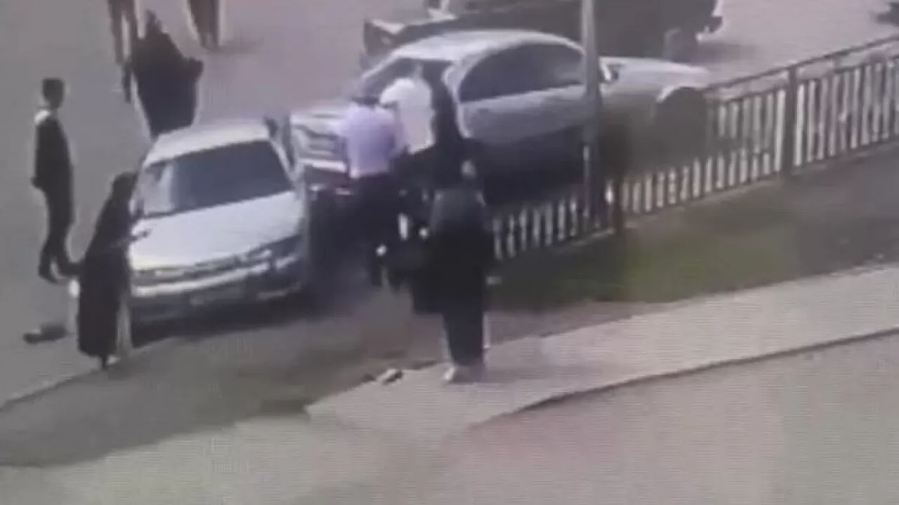 Пятилетний ребенок за рулем авто сбил толпу людей в Жезказгане