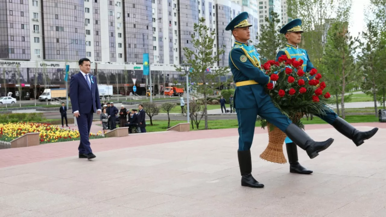 Айбек Дәдебаев Бауыржан Момышұлының ескерткішіне гүл шоғын қойды