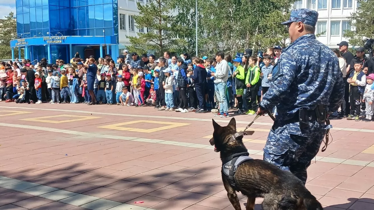 Как СОБР, криминалисты и кинологи развлекали детей в Костанае