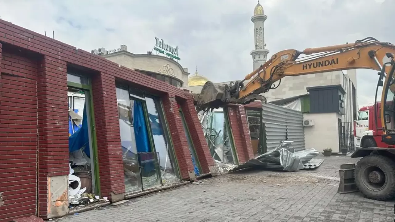 Несколько коммерческих объектов снесли в Алматы