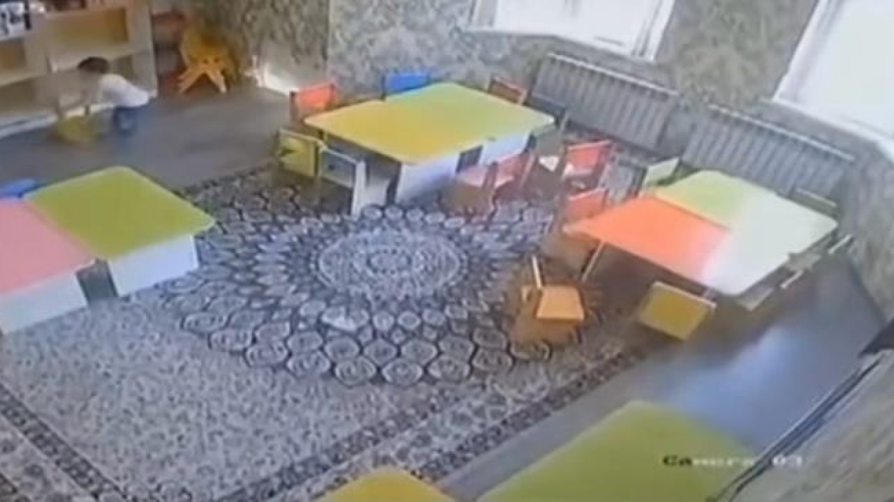 Көк шашты қыз веб-камерада мастурбация жасайды