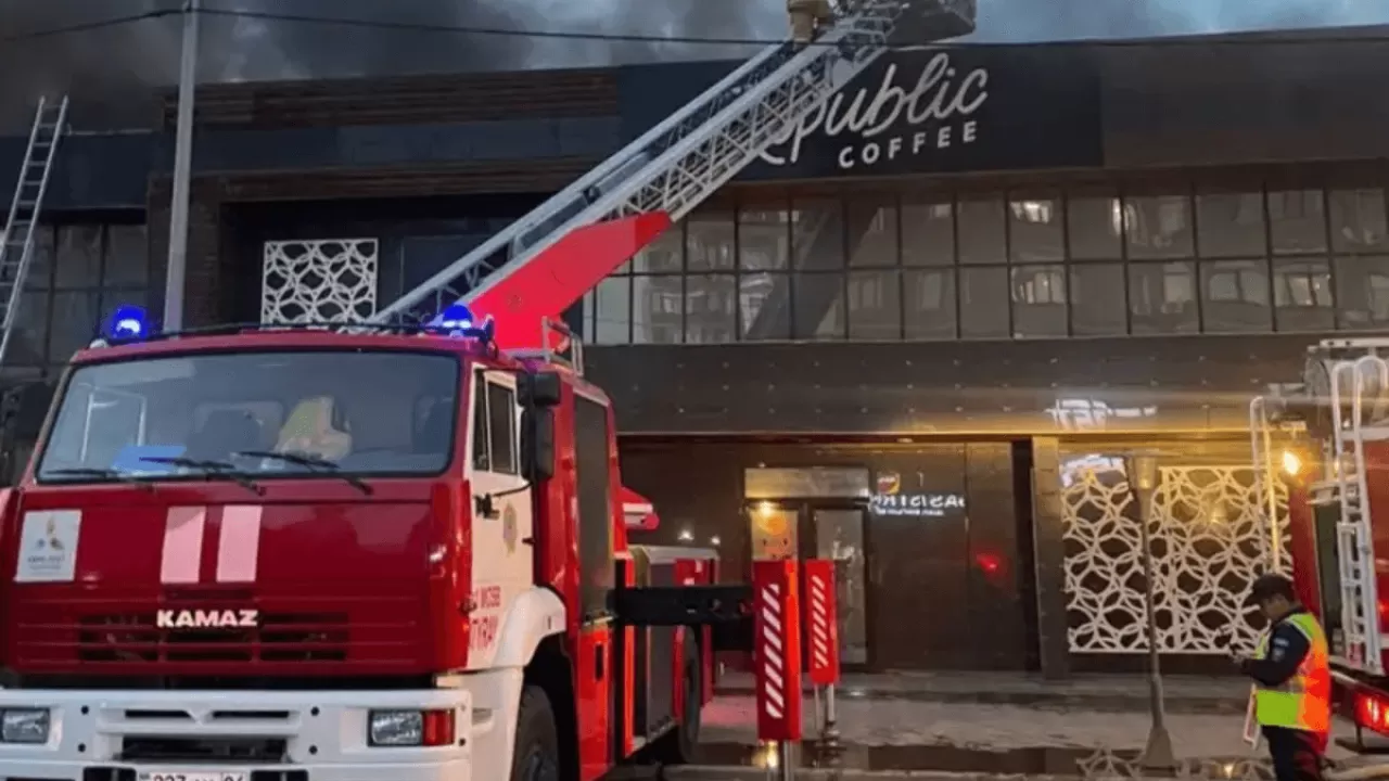 Атырауда өртенген мейрамхананың шатыры опырылып түсті