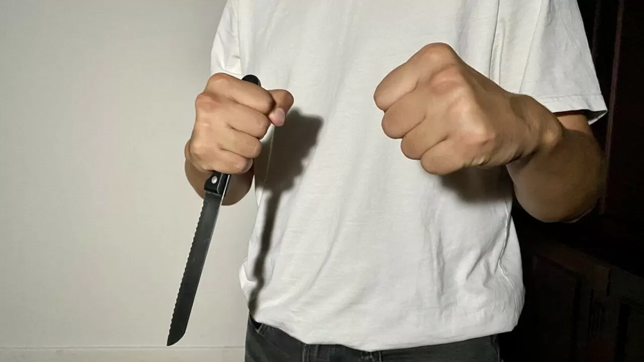 Мұғалімі мен сыныптасына пышақ сұққан бала үй қамағына алынды