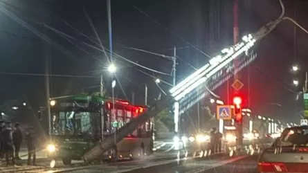 Павлодарда жолаушылар автобусы бағанға соғылды