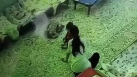 Жетісу облысында тәрбиешілер балаларды ұрып, қылқындырғаны видеоға түсіп қалған