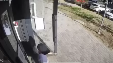 Елордада баланың басына тұрғын үй кешенінің қасбеті түсіп кетті
