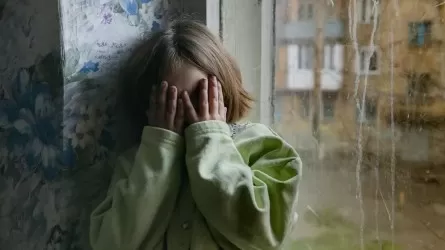 «Шырылдатып, зорлап жатқан жерінен ұстап алдым»: 8 жасар қыздың анасы күйеуінің қылмысы үстінен түскен