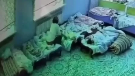 Балабақшада бүлдіршіндерді ұйықтамағаны үшін ұрған тәрбиешілер жұмыстан қуылды