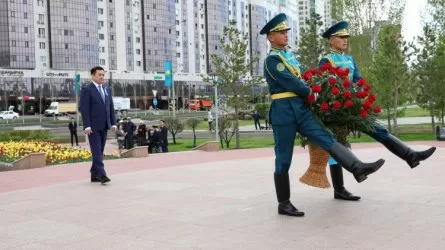 Айбек Дәдебаев Бауыржан Момышұлының ескерткішіне гүл шоғын қойды
