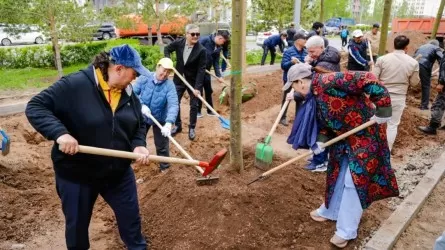 Әртістер, мәдениет қайраткерлері Астанадағы Мәңгілік ел даңғылының бойында ағаш отырғызды 
