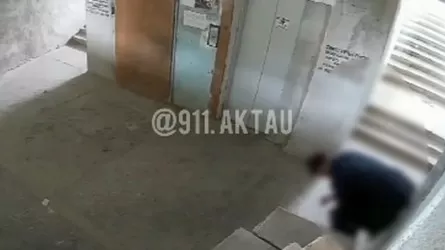 Ақтауда 66 жастағы зейнеткер тұрғын үйдің кіреберісінде дәрет сындырған