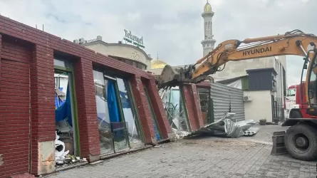 Несколько коммерческих объектов снесли в Алматы