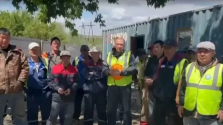 Семейде көпір салып жатқан 150 құрылысшы үш айдан бері жалақы алмаған