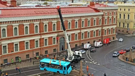 Число погибших при падении автобуса в реку в Петербурге возросло до семи