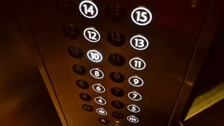 «Лифттің жанында мені бетперде киген адам күтіп тұрды»: Астаналық әйел өзі тұратын тұрғын үйде шабуыл жасалғанын хабарлады