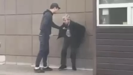 Алматыда әкесімен жасты күзетшіні ұрған жігіт ұсталды