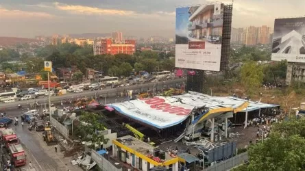 Сильный ветер сорвал огромный билборд в Мумбаи. Есть жертвы