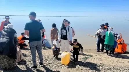 Врачи оказывают помощь жителям, эвакуированным из села Талдыколь